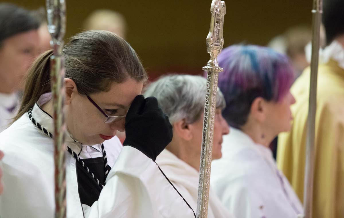 La lluvia impide a la cofradía de la Santa Columna y el Círculo Católico de Obreros llevar a cabo su primer viacrucis por el barrio de Vega.