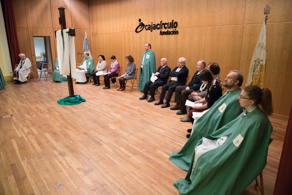 La lluvia impide a la cofradía de la Santa Columna y el Círculo Católico de Obreros llevar a cabo su primer viacrucis por el barrio de Vega.