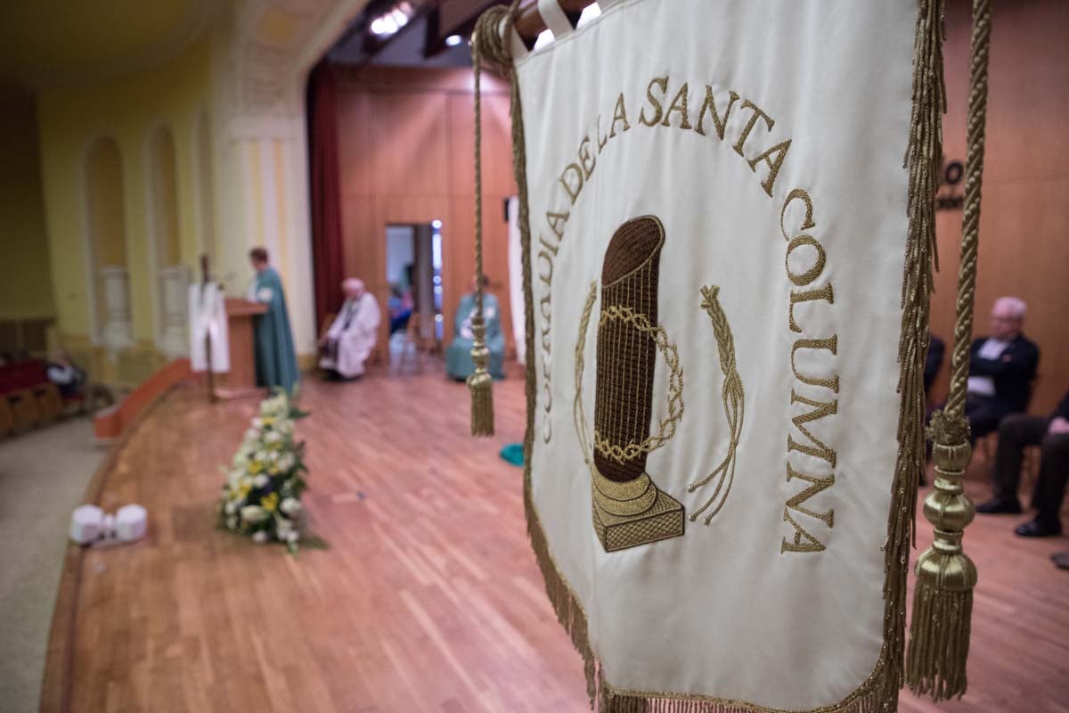 La lluvia impide a la cofradía de la Santa Columna y el Círculo Católico de Obreros llevar a cabo su primer viacrucis por el barrio de Vega.