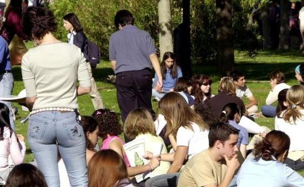 Los jóvenes españoles cada vez se emancipan más tarde