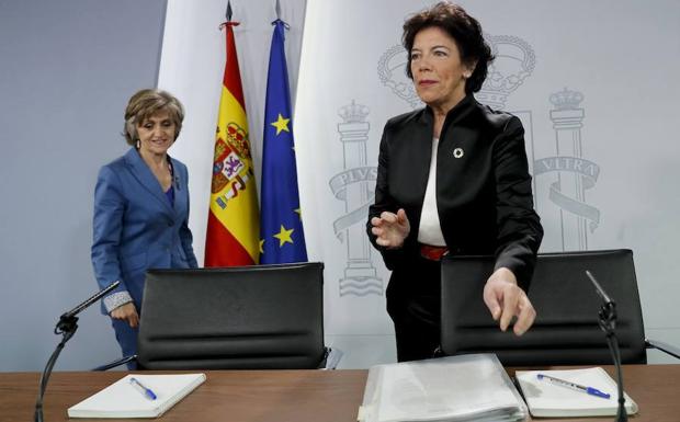 Las ministras María Luisa Carcedo e Isabel Celaá, ayer, tras la reunión del Consejo de Ministros.