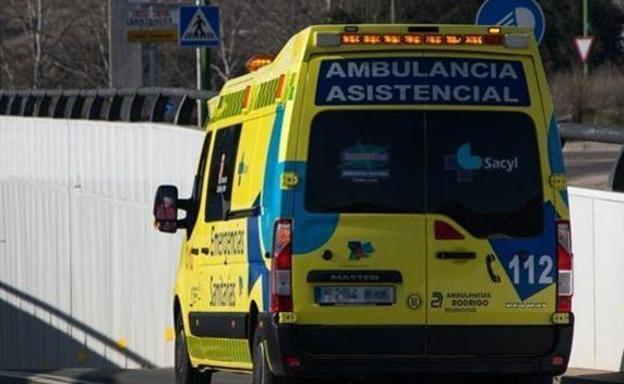 Herido un joven de 19 años en una colisión entre motocicleta y turismo en la calle Vitoria