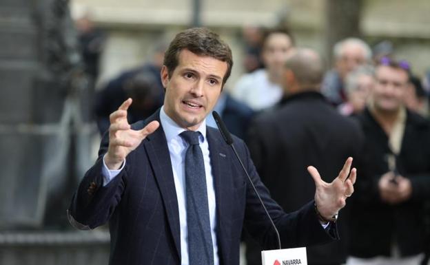 El presidente del PP, Pablo Casado, realiza una intervención pública tras una ofrenda floral a la Virgen Dolorosa en Pamplona. 