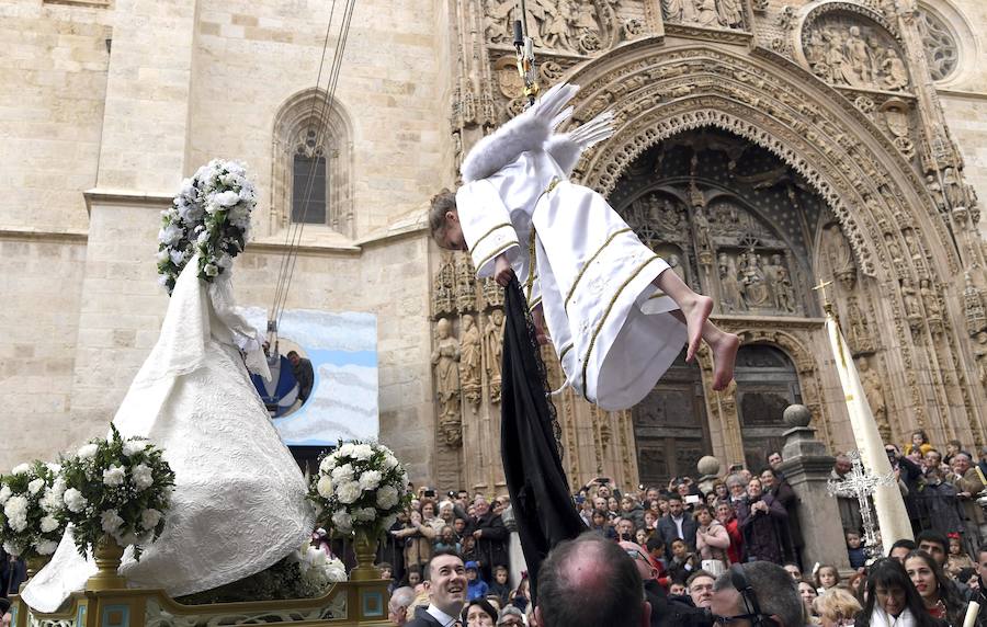 Aranda de Duero cierra la Semana Santa con la tradicional Bajada del Ángel, que este año ha estado protagonizada por la niña Irene Arnaiz