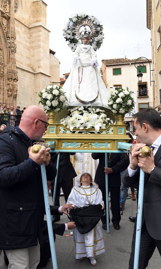 Aranda de Duero cierra la Semana Santa con la tradicional Bajada del Ángel, que este año ha estado protagonizada por la niña Irene Arnaiz