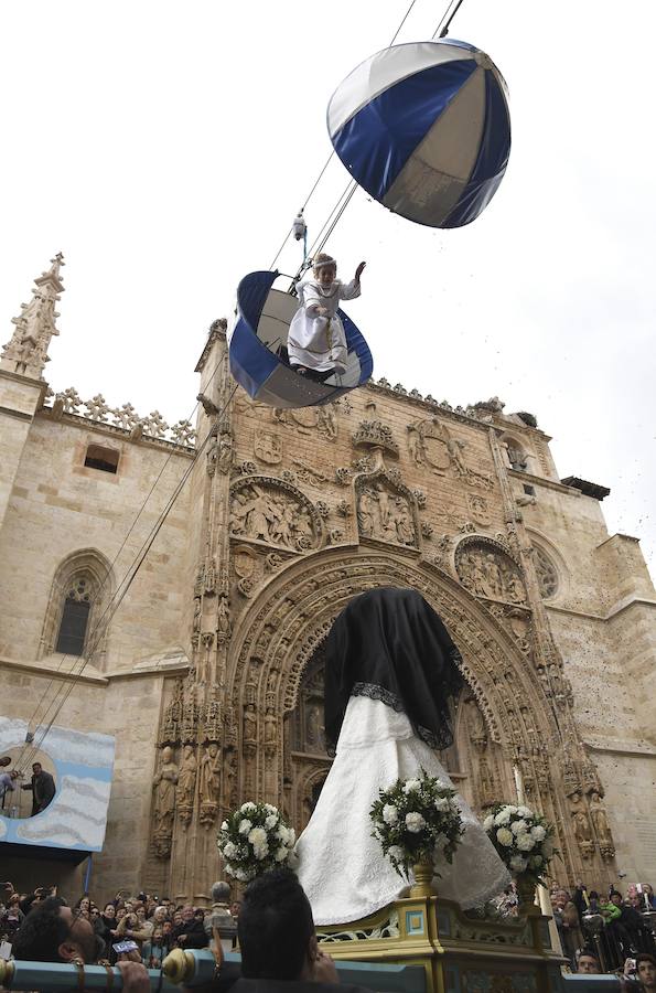 Aranda de Duero cierra la Semana Santa con la tradicional Bajada del Ángel, que este año ha estado protagonizada por la niña Irene Arnaiz