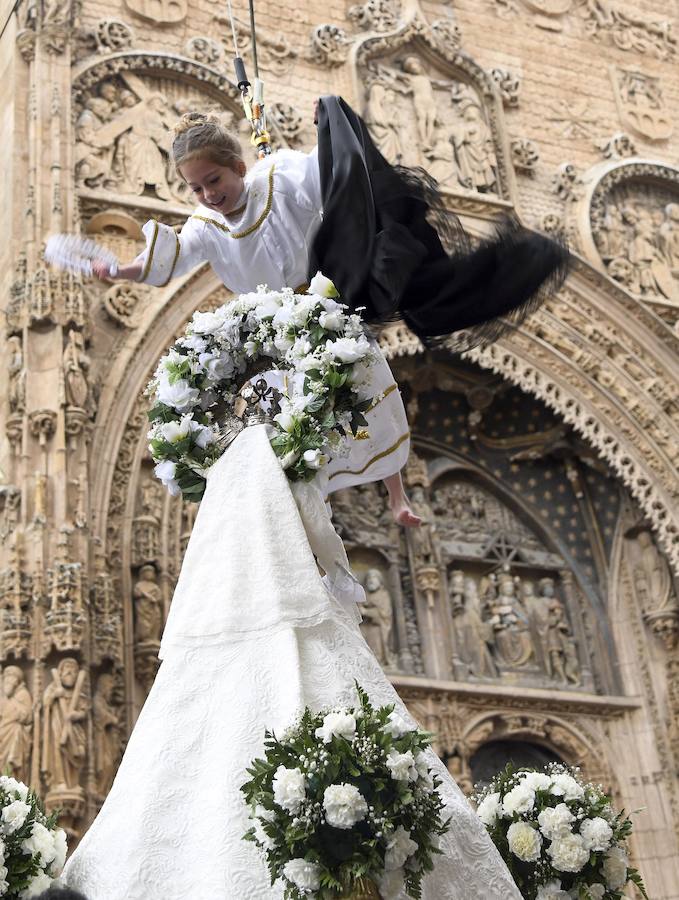 Aranda de Duero cierra la Semana Santa con la tradicional Bajada del Ángel, que este año ha estado protagonizada por la niña Irene Arnaiz