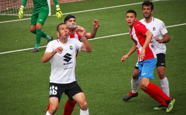 Diego Cervero disputa un balón aéreo al rival