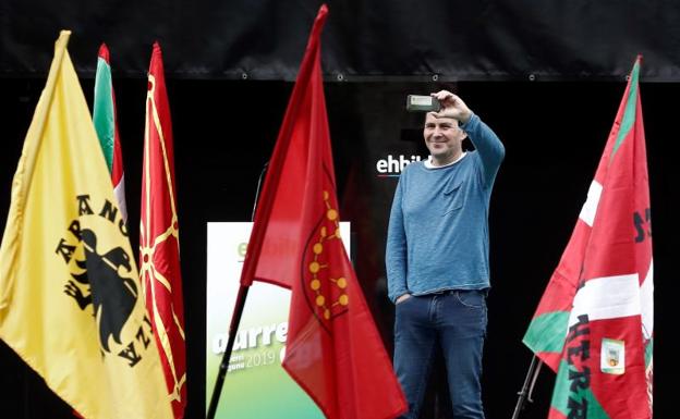 El líder de EH Bildu, Arnaldo Otegi, toma un vídeo desde el escenario de Pamplona donde se ha dirigido a los asistentes en la celebración del Aberri Eguna. 