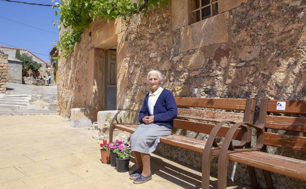 Vecina de La Riba de Escalote (Soria), el pueblo mas envejecido de España.