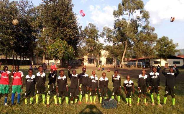 Un grupo de niños africanos con la camisetas del Burgos CF. 