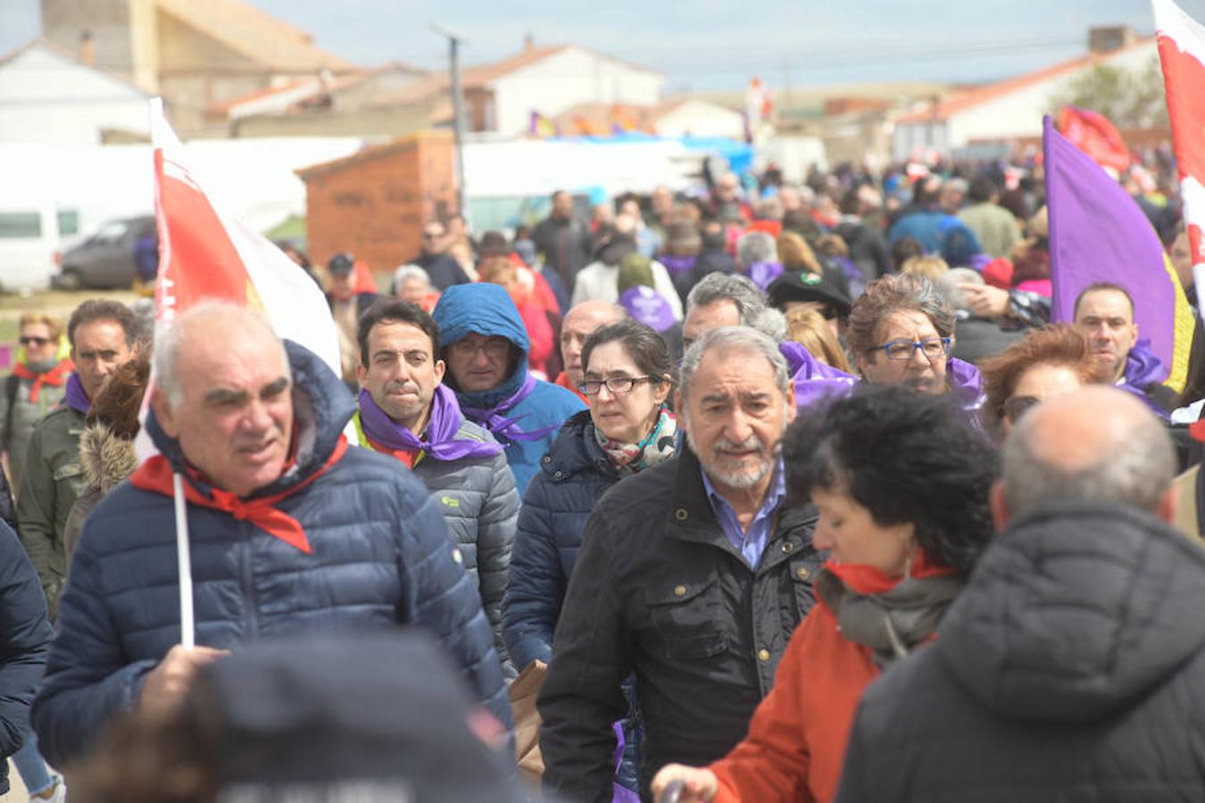 Los más de 13.000 asistentes a la campa de Villalar que celebraron el Día de Castilla y León disfrutaron de viandas y actuaciones de música