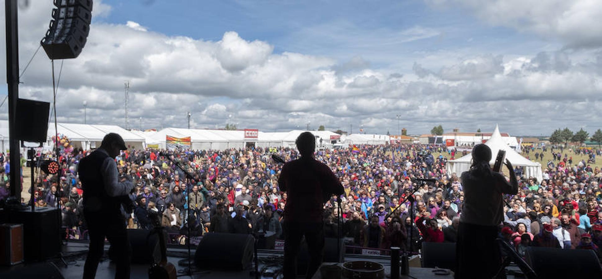 Los más de 13.000 asistentes a la campa de Villalar que celebraron el Día de Castilla y León disfrutaron de viandas y actuaciones de música