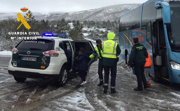 Los agentes suben a los niños al vehículo con el que les trasladarán a un lugar seguro