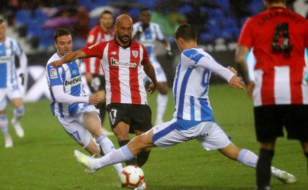 Mikel Rico y Eraso disputan un balón. 