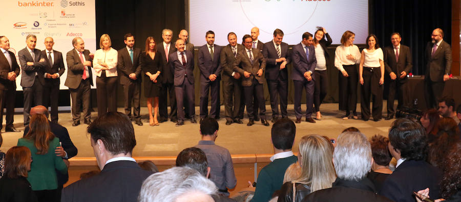 Maite Zamorano, directora de control de gestión de El Nortede Castilla, recibe el premio a mejor directivo en el área financiera.