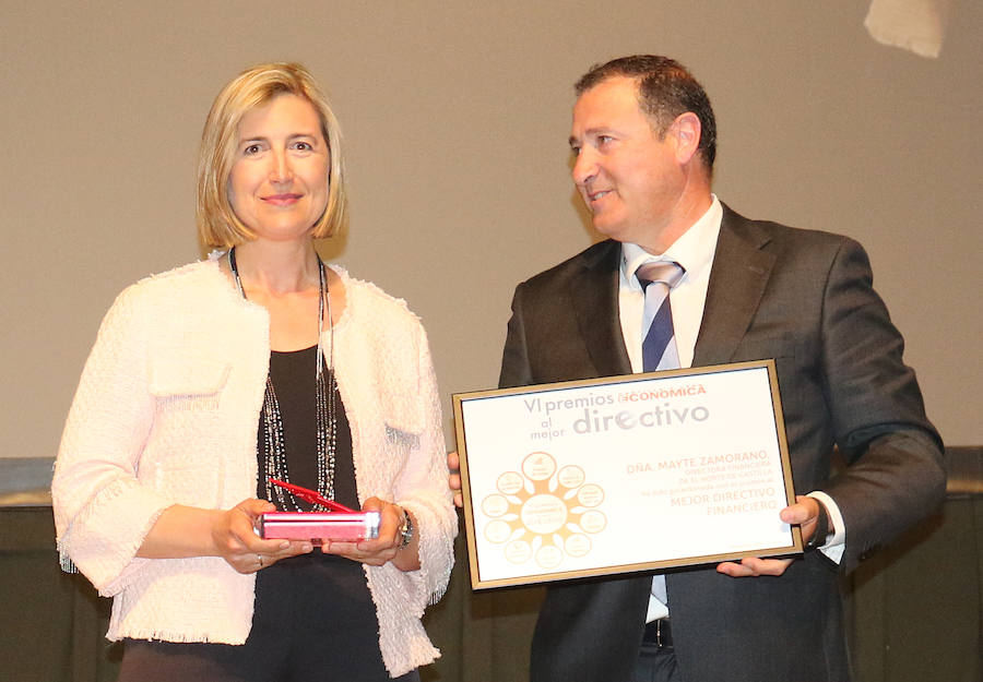 Maite Zamorano, directora de control de gestión de El Nortede Castilla, recibe el premio a mejor directivo en el área financiera.