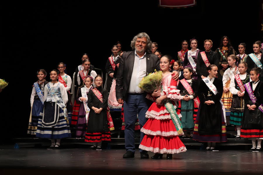 Burgos ya tiene corte real para las próximas fiestas de San Pedro y San Pablo. La reina mayor de los festejos será Alicia Santamaría González, de la Peña Chamarileros, y la reina infantil, Elena González Alonso, del grupo de danzas burgalesas Tierras del Cid.