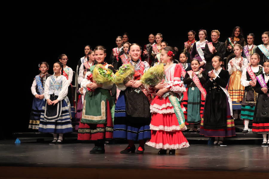 Burgos ya tiene corte real para las próximas fiestas de San Pedro y San Pablo. La reina mayor de los festejos será Alicia Santamaría González, de la Peña Chamarileros, y la reina infantil, Elena González Alonso, del grupo de danzas burgalesas Tierras del Cid.