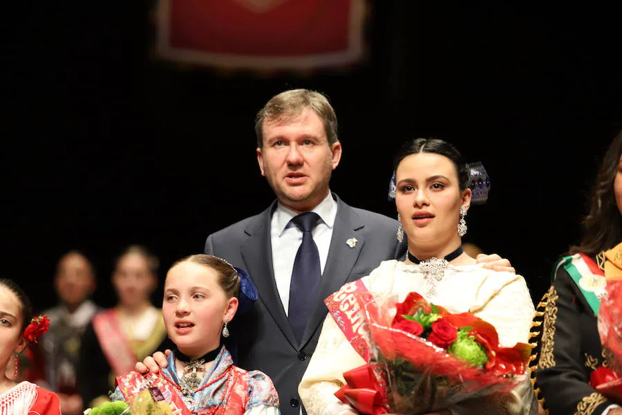 Burgos ya tiene corte real para las próximas fiestas de San Pedro y San Pablo. La reina mayor de los festejos será Alicia Santamaría González, de la Peña Chamarileros, y la reina infantil, Elena González Alonso, del grupo de danzas burgalesas Tierras del Cid.