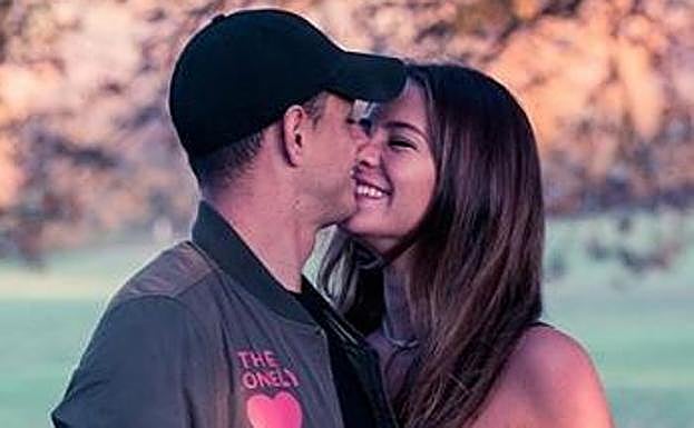 Chicharito presume de su embarazadísima mujer