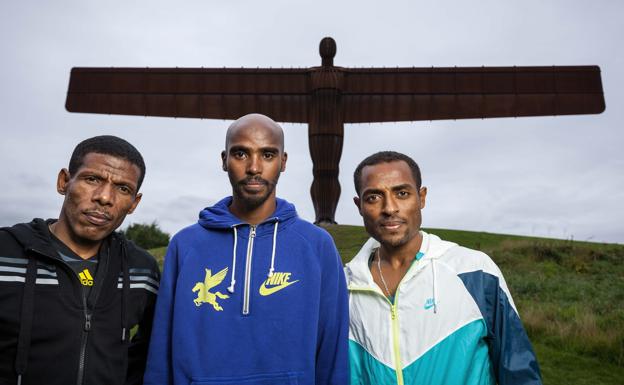 Haile Gebreselassie (i) y Mo Farah (c), junto a Kenenisa Bekele.