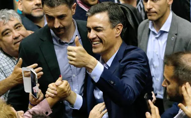 Pedro Sánchez camina rodeado de simpatizantes. 