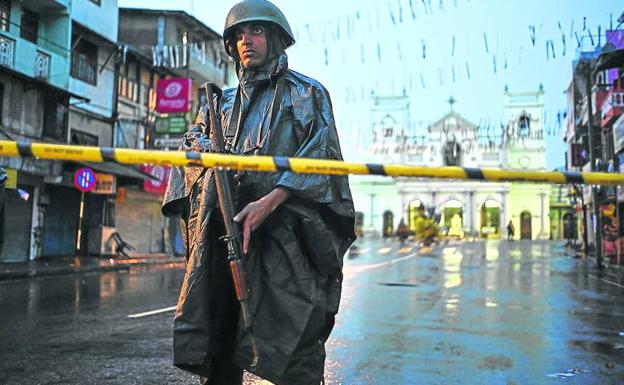 Un soldado del ejército de Sri Lanka hace guardia en las inmediaciones del santuario de San Antonio, uno de los atacados en Colombo.