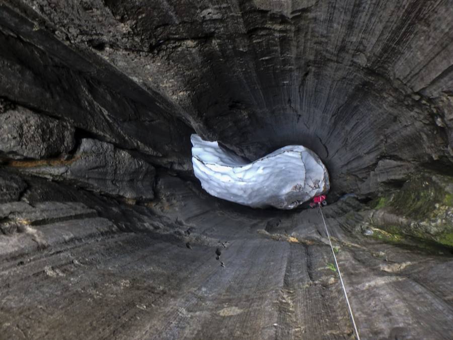 Pedro Carazo, del pueblo burgalés Arandilla, ha comenzado este año a organizar rutas de espeleología por toda la provincia, donde tiene catalogadas más de 2.500 cuevas | Su oferta se sale de las cavidades habilitadas para el turismo activo y llega hasta las más recónditas