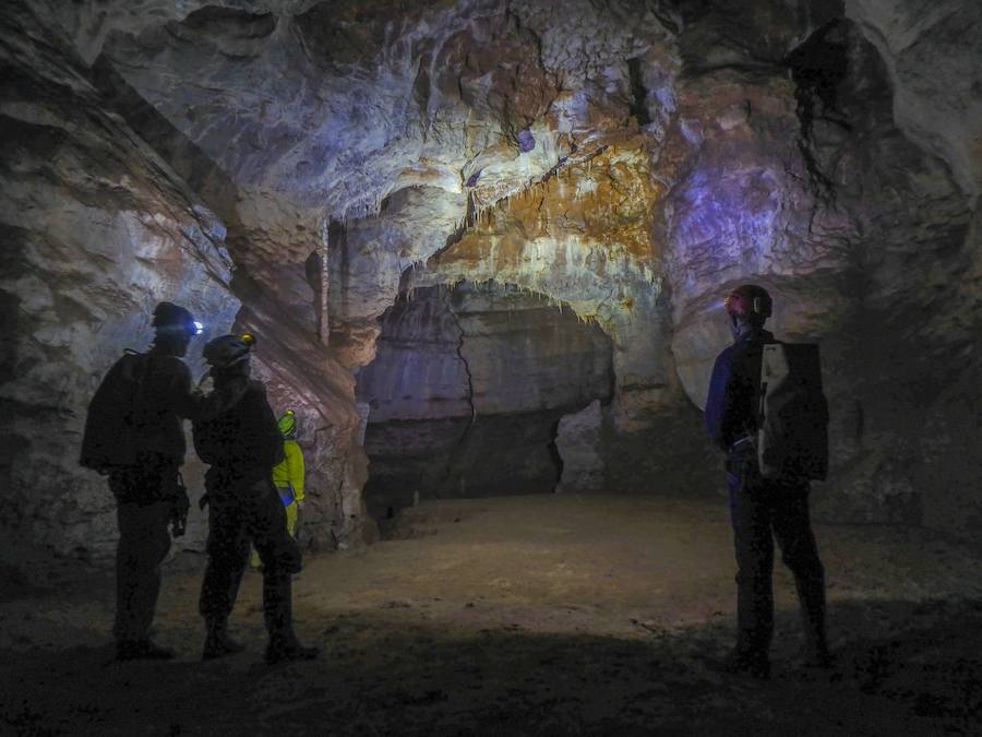 Pedro Carazo, del pueblo burgalés Arandilla, ha comenzado este año a organizar rutas de espeleología por toda la provincia, donde tiene catalogadas más de 2.500 cuevas | Su oferta se sale de las cavidades habilitadas para el turismo activo y llega hasta las más recónditas