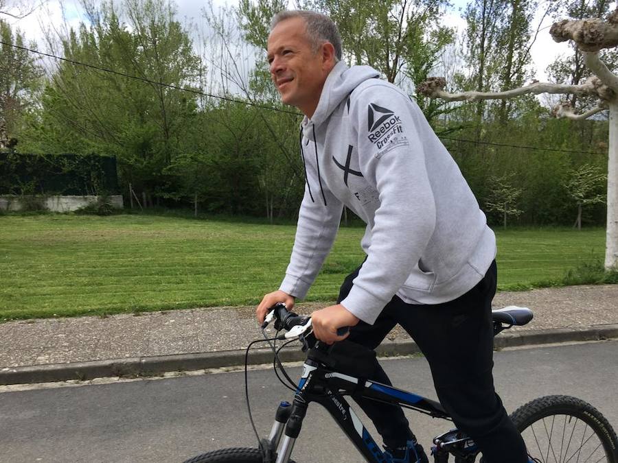 Ander Gil (PSOE) en bicicleta por Villasana de Mena