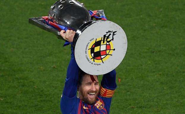 Leo Messi levanta el trofeo de campeón de Liga. 