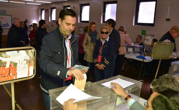 Daniel de la Rosa votando en la Sagrada Familia. 