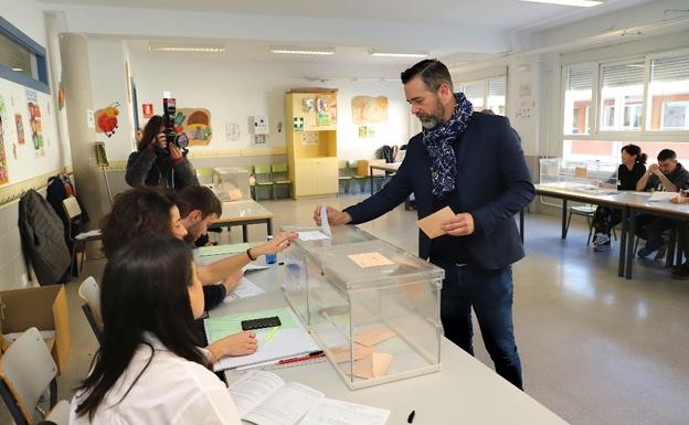 El 'número uno' de Vox al Congreso por Burgos, Javier Martínez, ejerciendo su derecho al voto.