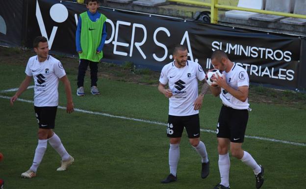 Cervero besa la pelota tras marcar el tanto de la victoria. 