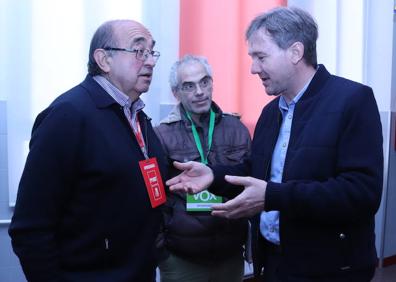 Imagen secundaria 1 - Javier Lacalle vota ante su mujer