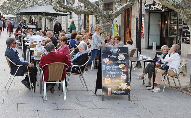 Imagen de archivo de una concurrida terraza en el paseo del Espolón.