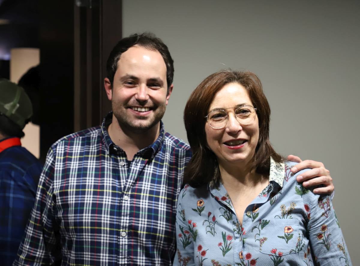 Los socialistas burgaleses viven una noche de celebración desbordada tras ganar por primera vez las elecciones en Burgos. 