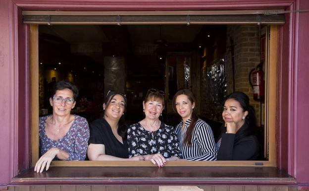 Reyes Rivas, Jennifer Motos, Margarita Arias, Sara Barrul y Carmen Borja, en el bar Milano, su punto de encuentro en Pajarillos. 