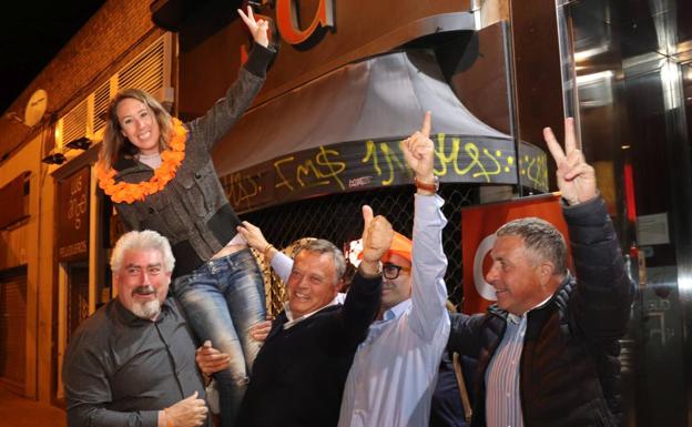 Aurora Nacarino-Brabo, futura diputada de Ciudadanos por Burgos, ha sido levantada en brazos en numerosas ocasiones entre la alegría de los suyos. 