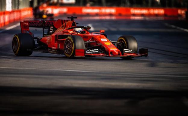El Ferrari de Sebastian Vettel, durante el Gran Premio de Azerbaiyán.