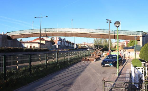 La pasarela de El Crucero ya está colocada sobre la autovía. 