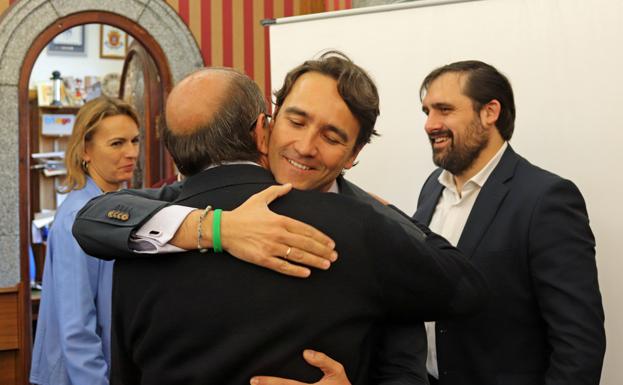 Momento de la despedida de Manero y Fernández Santos