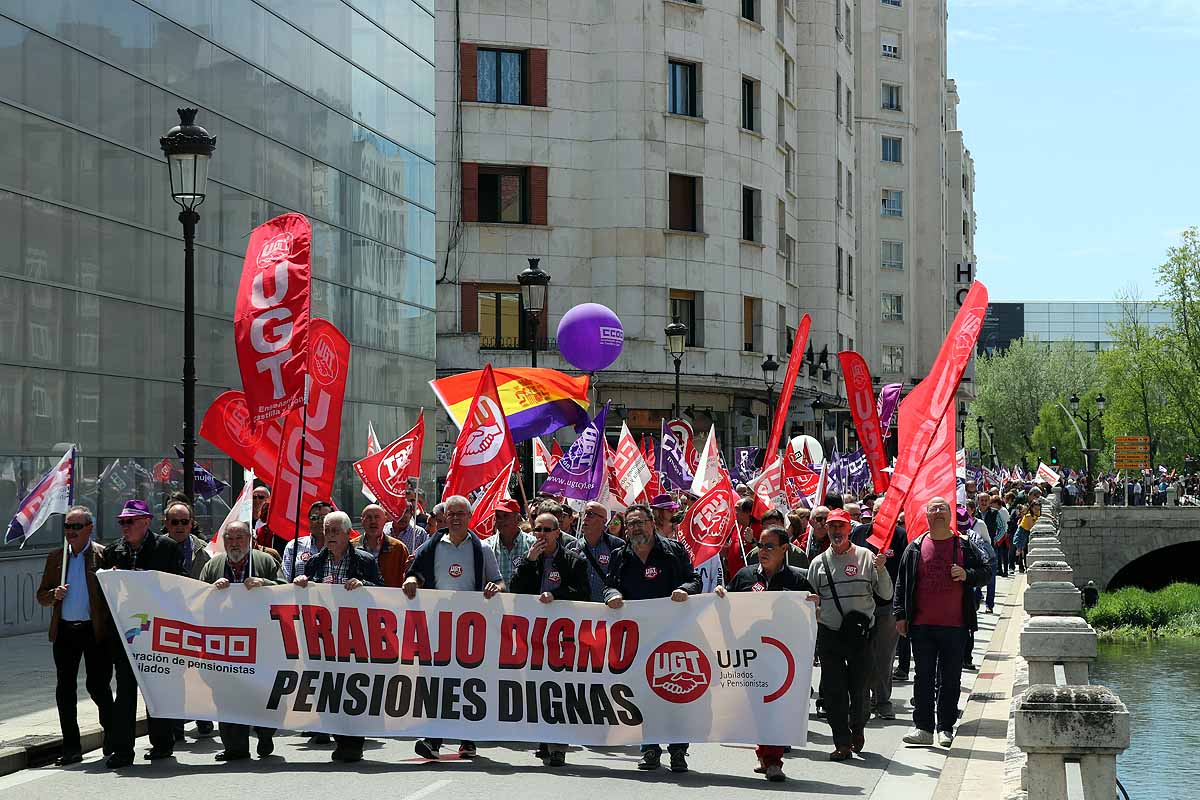 Más de un millar de personas se han manifestado en Burgos en la convocatoria realizada por CCOO y UGT | La prevención ante los accidentes laborales es una de las principales demandas