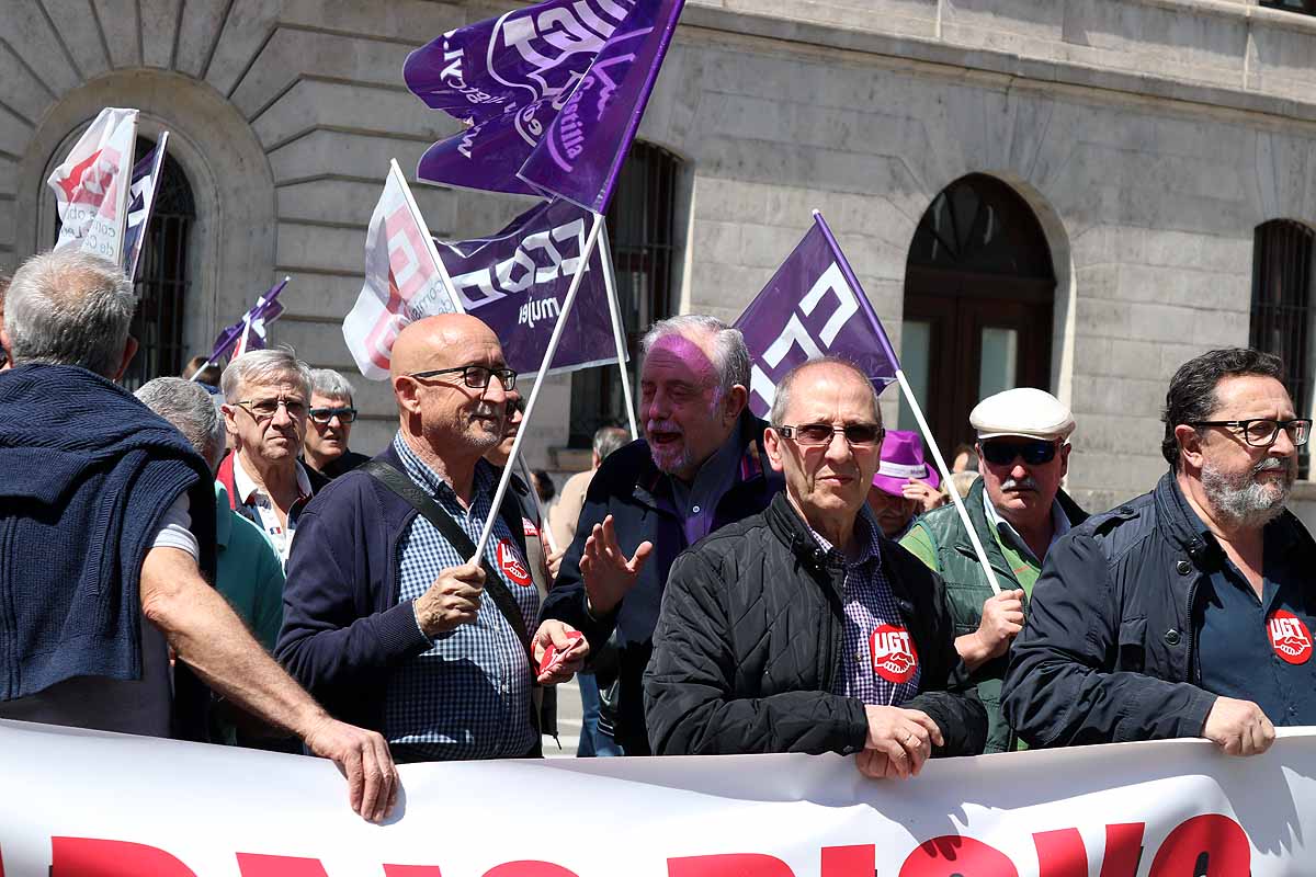 Más de un millar de personas se han manifestado en Burgos en la convocatoria realizada por CCOO y UGT | La prevención ante los accidentes laborales es una de las principales demandas