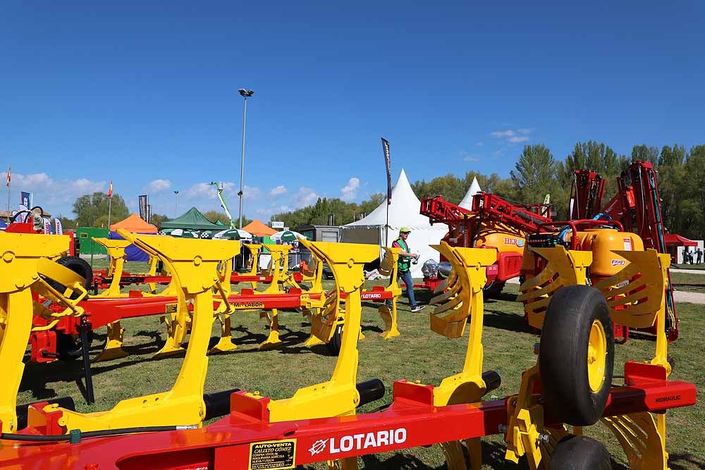 La Villa Ducal de Lerma vive, hasta el próximo 3 de mayo, su Feria de Maquinaria Agrícola con 175 expositores y un buen tiempo que ha llenado de visitantes el recinto ferial en su primera jornada