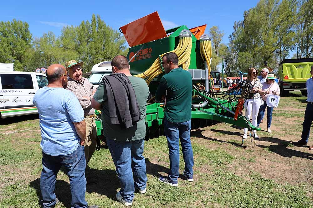 La Villa Ducal de Lerma vive, hasta el próximo 3 de mayo, su Feria de Maquinaria Agrícola con 175 expositores y un buen tiempo que ha llenado de visitantes el recinto ferial en su primera jornada