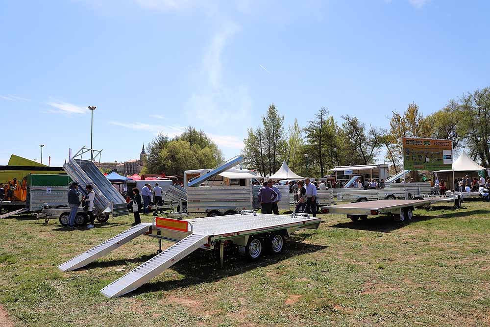 La Villa Ducal de Lerma vive, hasta el próximo 3 de mayo, su Feria de Maquinaria Agrícola con 175 expositores y un buen tiempo que ha llenado de visitantes el recinto ferial en su primera jornada