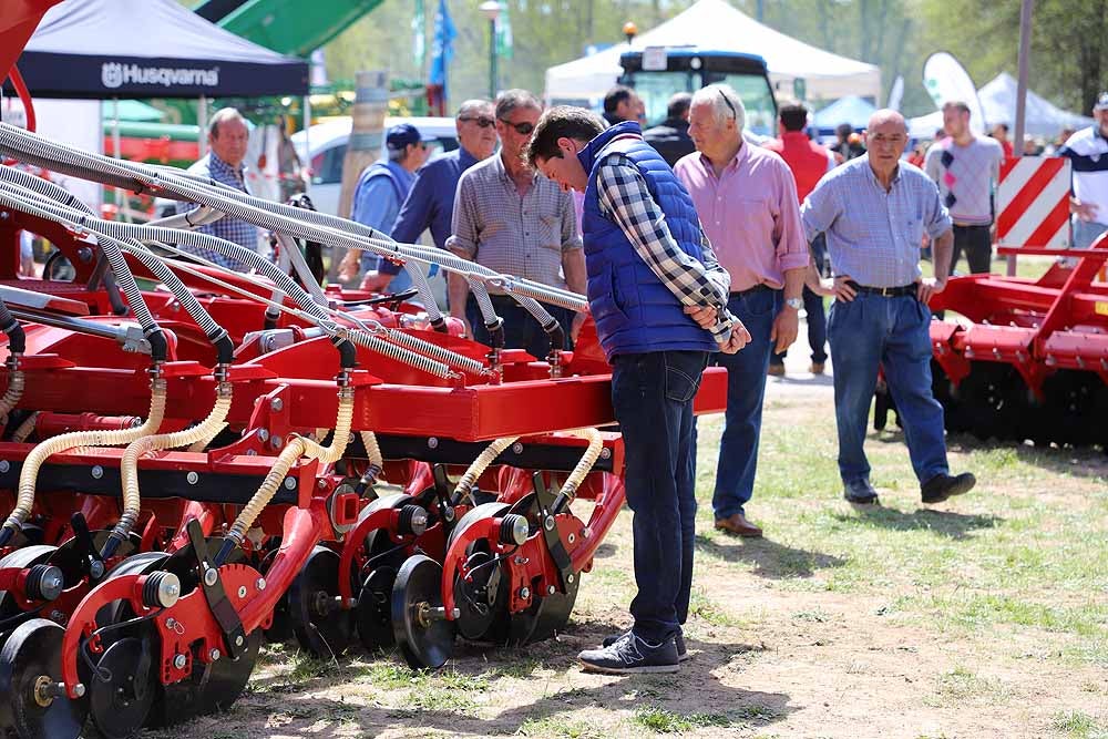 La Villa Ducal de Lerma vive, hasta el próximo 3 de mayo, su Feria de Maquinaria Agrícola con 175 expositores y un buen tiempo que ha llenado de visitantes el recinto ferial en su primera jornada