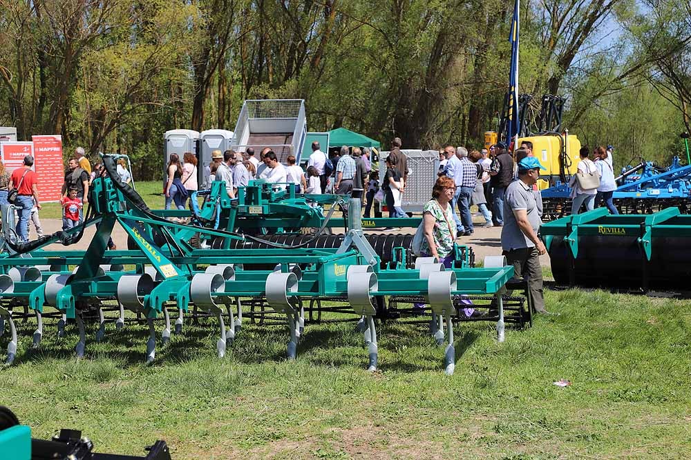 La Villa Ducal de Lerma vive, hasta el próximo 3 de mayo, su Feria de Maquinaria Agrícola con 175 expositores y un buen tiempo que ha llenado de visitantes el recinto ferial en su primera jornada